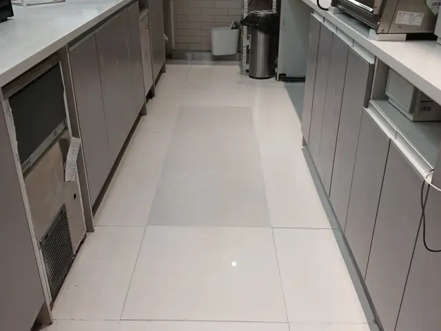 노원구 롯데백화점 지하1층  들뜨고 깨진 바닥 타일 시공